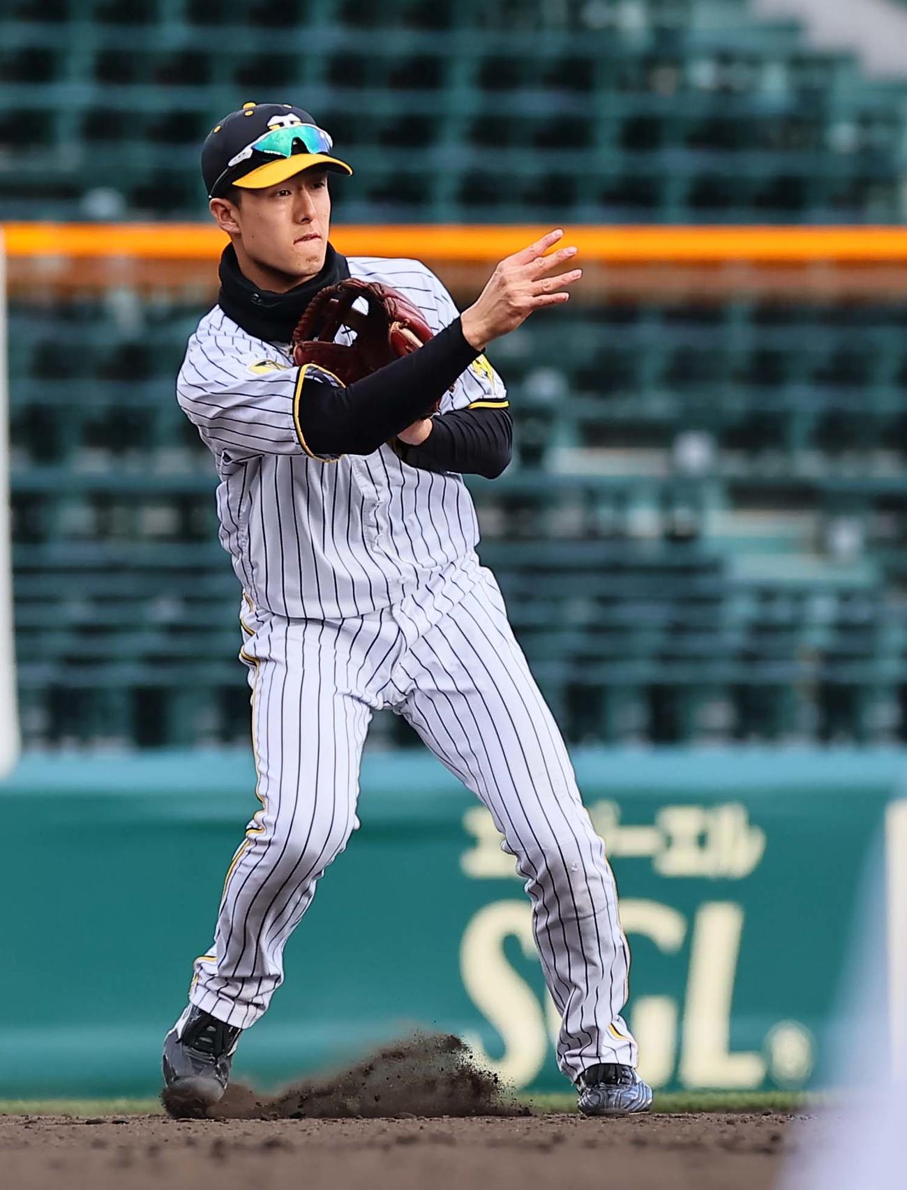 阪神対ヤクルト　8回表ヤクルト2死満塁、小幡は西田のゴロを二塁へ悪送球する（撮影・上田博志）