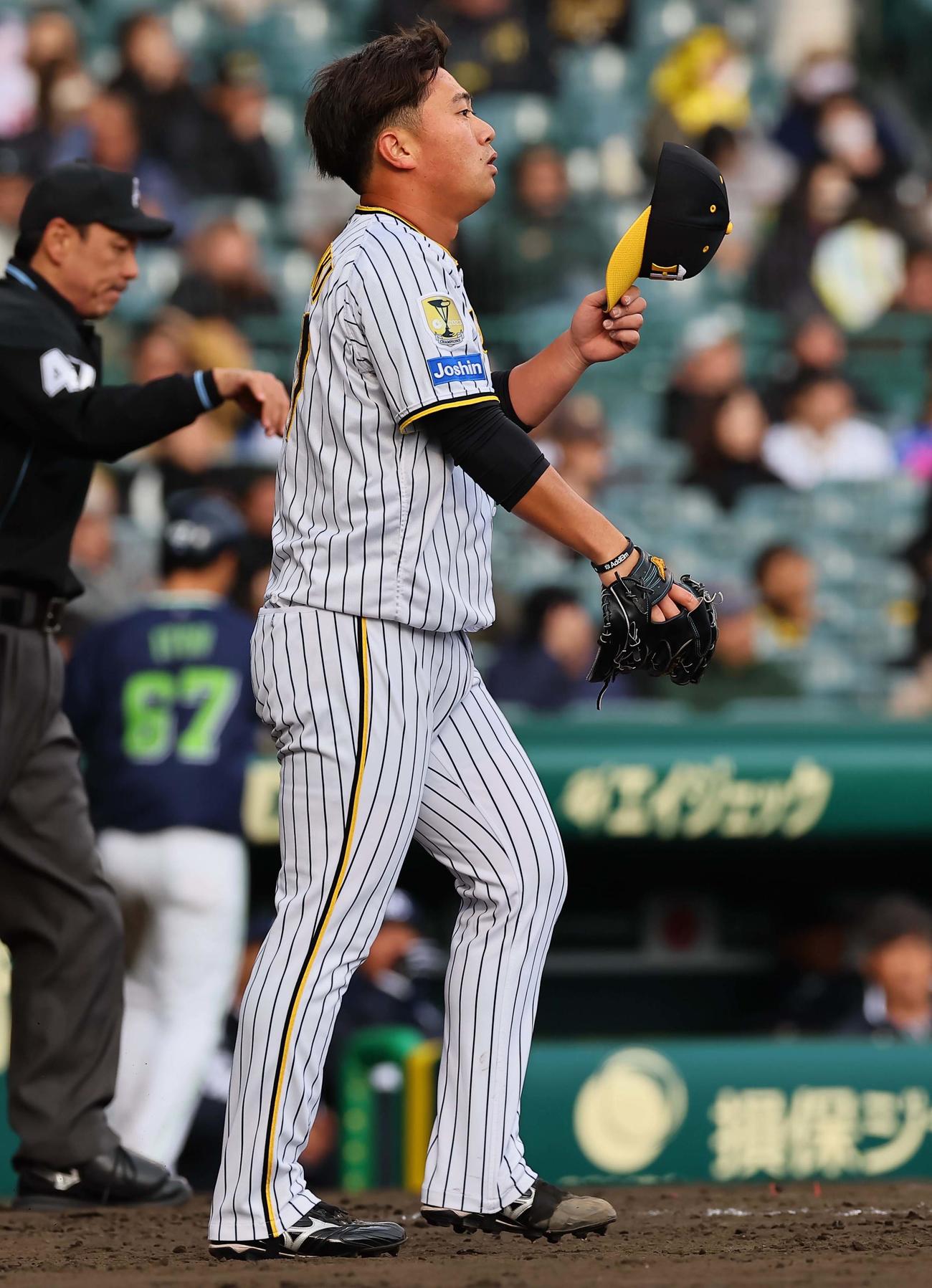 阪神対ヤクルト　8回表ヤクルト2死一、二塁、小幡のエラーで勝ち越しを許した桐敷（撮影・上田博志）