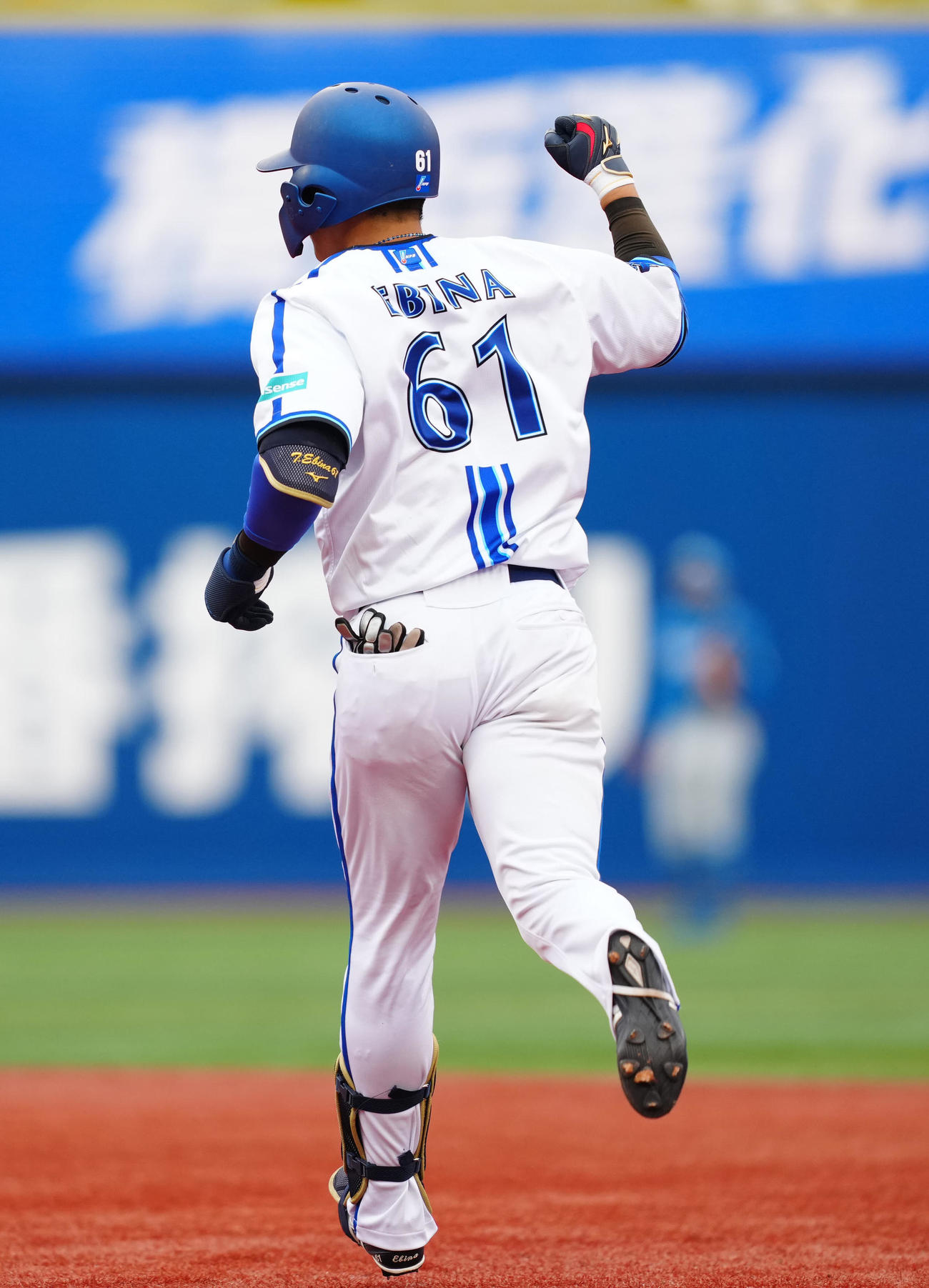 DeNA対日本ハム　9回裏DeNA無死、サヨナラ本塁打と思いガッツポーズでダイヤモンドを1周する蝦名（撮影・江口和貴）