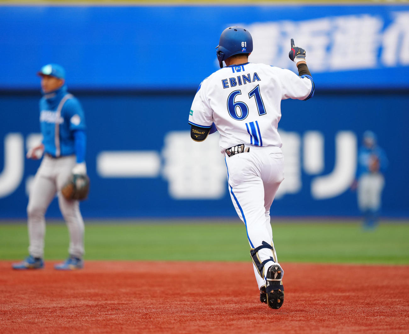 DeNA対日本ハム　9回裏DeNA無死、サヨナラ本塁打と思いダイヤモンドを1周する蝦名（撮影・江口和貴）