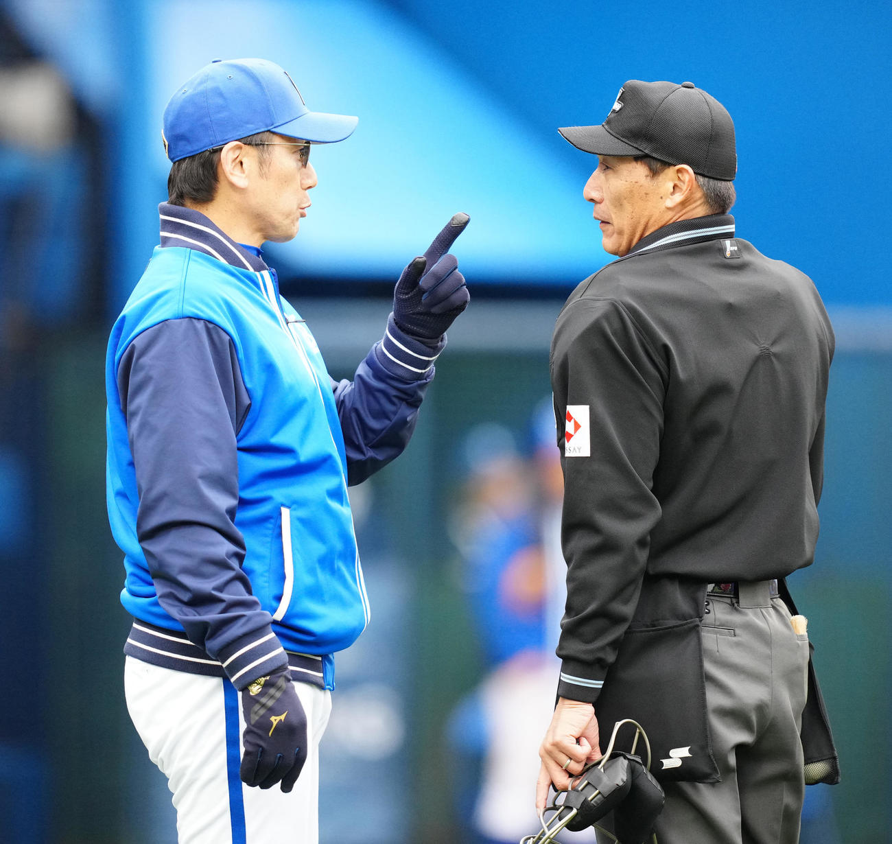 DeNA対日本ハム　9回裏DeNA無死、蝦名の飛球の判定で秋村球審（右）と話す三浦監督（撮影・江口和貴）