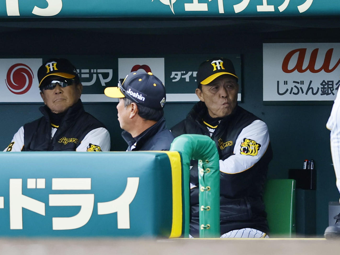 阪神対ヤクルト　8回表ヤクルト2死一、二塁、小幡の2点適時失策に、ベンチで厳しい表情を見せる阪神岡田監督（撮影・藤尾明華）