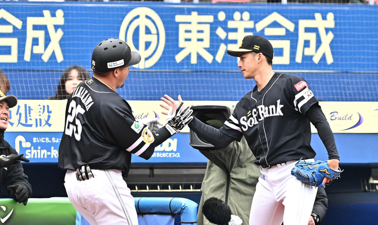 ロッテ対ソフトバンク　1回表ソフトバンク2死一塁、先制2点本塁打を放った山川（左）は生還し板東とタッチをかわす（撮影・滝沢徹郎）
