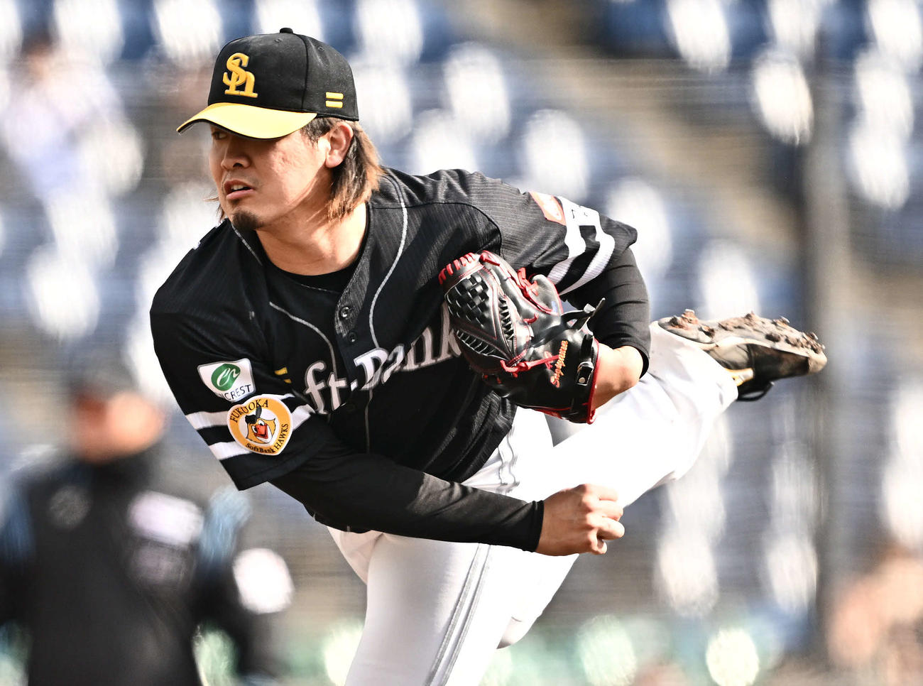 ロッテ対ソフトバンク　ソフトバンク4番手で登板する杉山（撮影・滝沢徹郎）