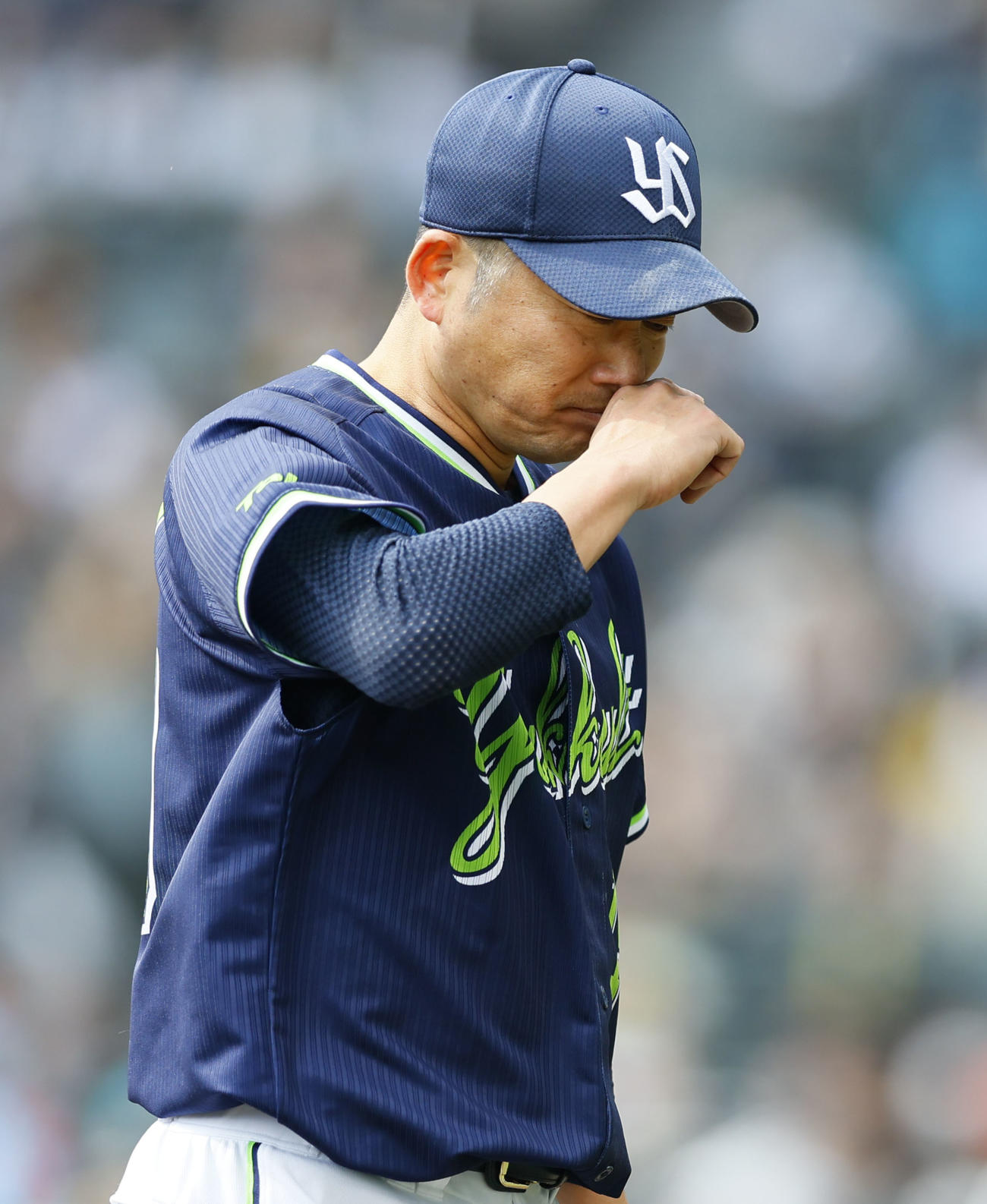阪神対ヤクルト　3回裏阪神2死二、三塁、降板するヤクルト石川（撮影・藤尾明華）