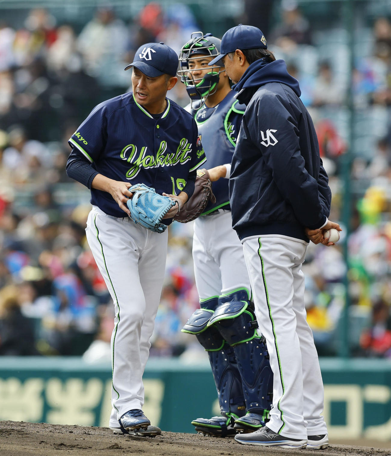 阪神対ヤクルト　3回裏阪神2死二、三塁、降板するヤクルト石川（撮影・藤尾明華）