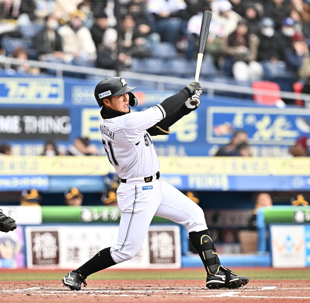 ロッテ対ソフトバンク　4回裏ロッテ無死一、三塁、山口は右前適時打を放つ（撮影・滝沢徹郎）