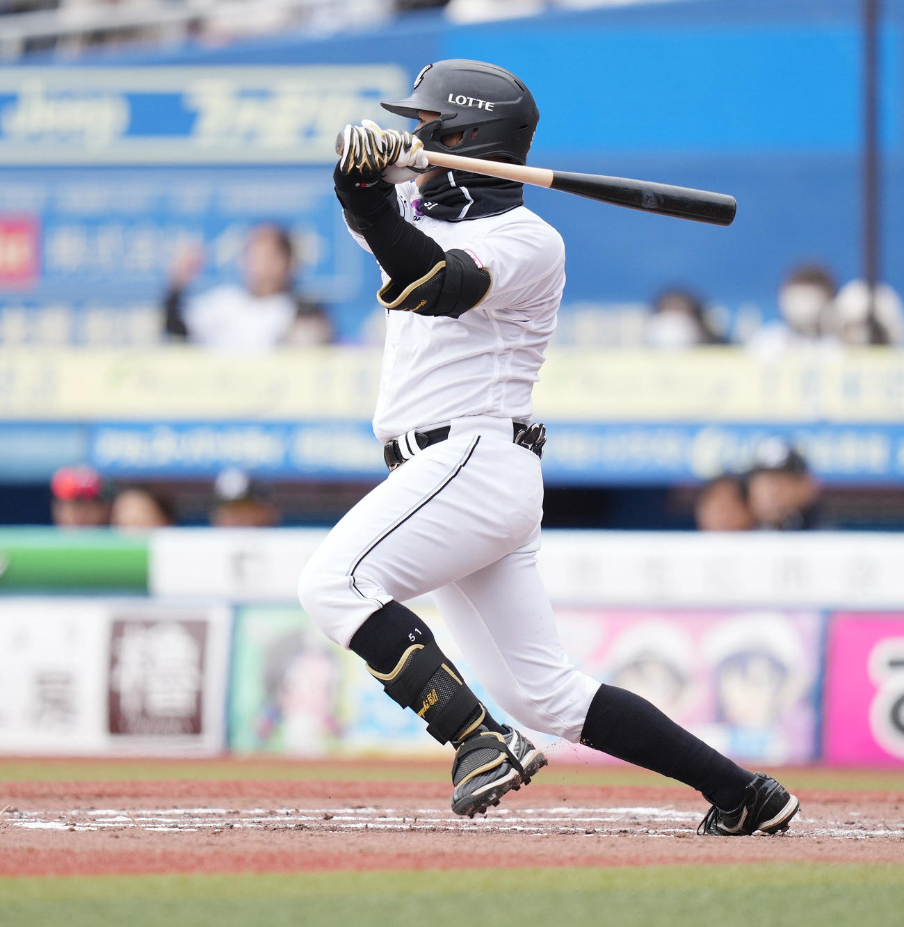 ロッテ対ソフトバンク　4回裏ロッテ無死一、三塁、右前適時打を放つ山口（撮影・鈴木みどり）
