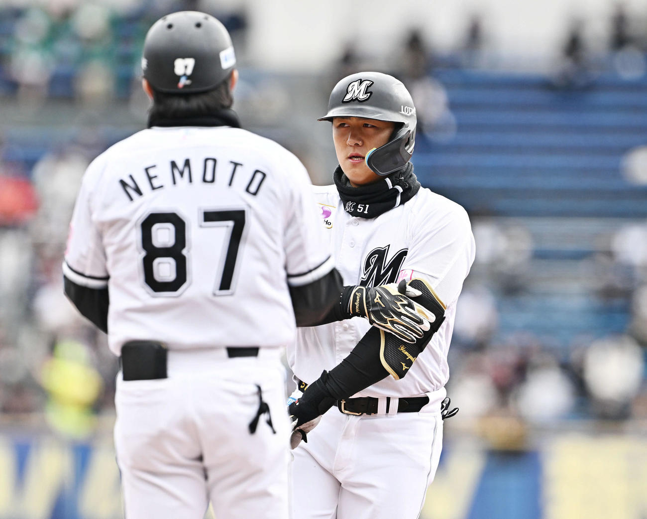 ロッテ対ソフトバンク　4回裏ロッテ無死一、三塁、右前適時打を放った山口（後方）は引き締まった表情を見せる（撮影・滝沢徹郎）