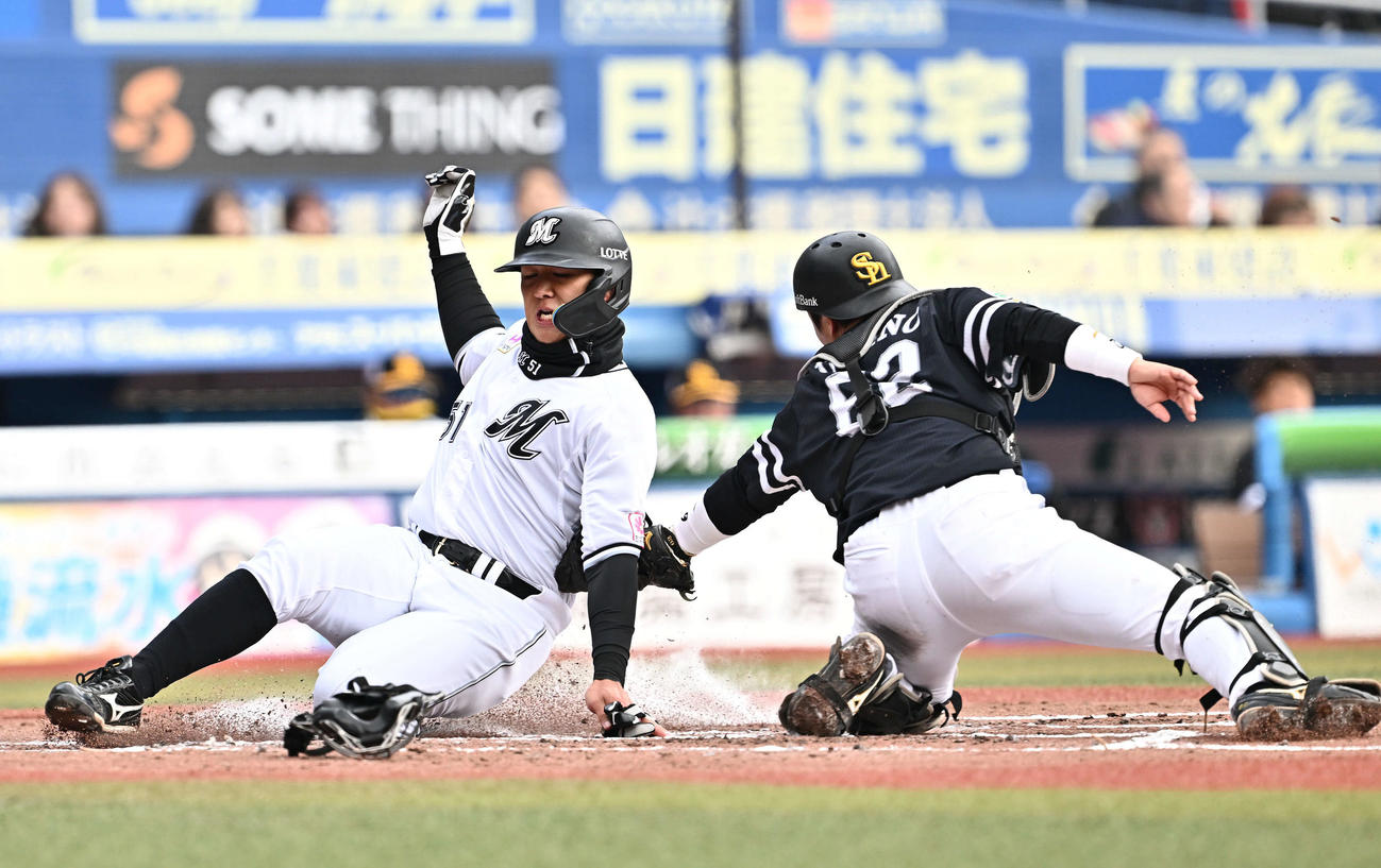 ロッテ対ソフトバンク　4回裏ロッテ無死満塁、二塁走者山口（左）は佐藤の中前適時打から生還を狙うもアウトになる。捕手海野（撮影・滝沢徹郎）