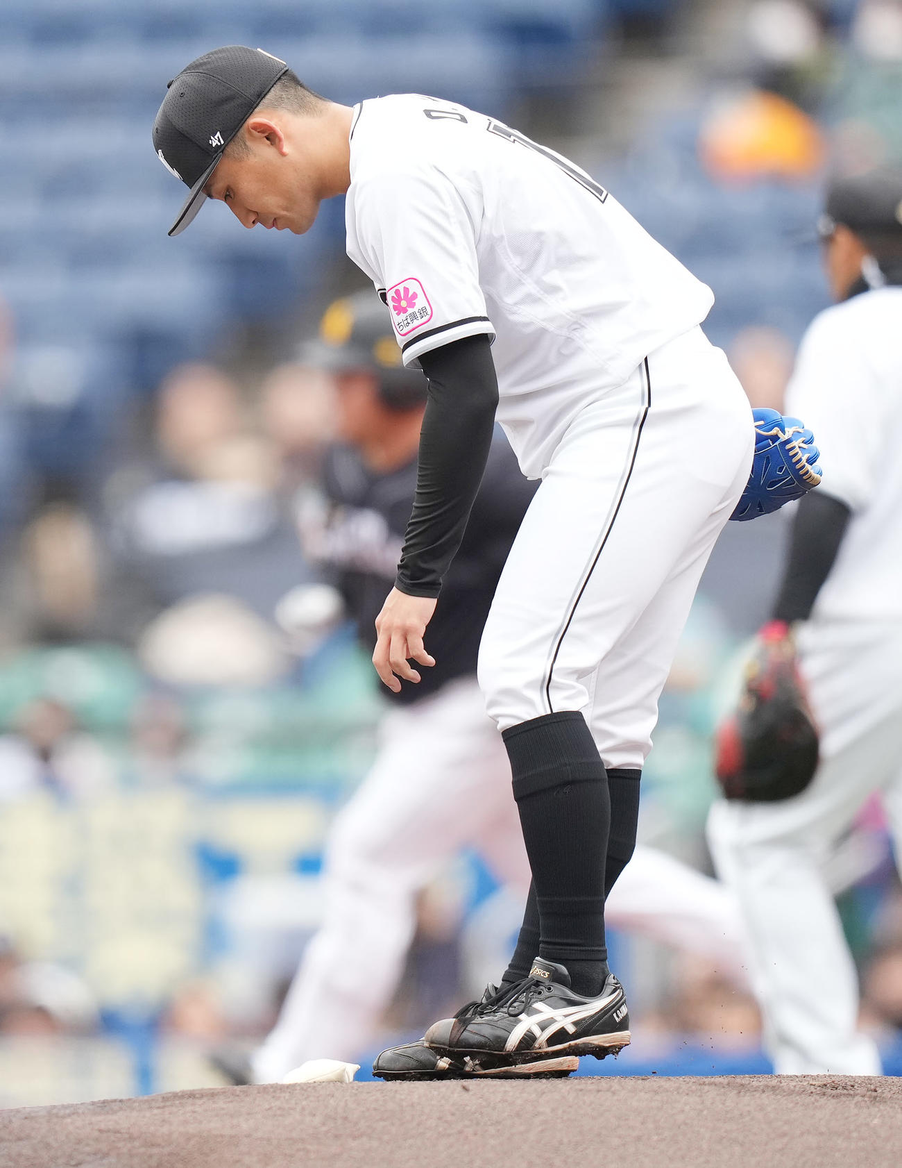 ロッテ対ソフトバンク　1回表ソフトバンク2死一塁、山川に左中間への先制2点本塁打を浴びる小島（撮影・鈴木みどり）