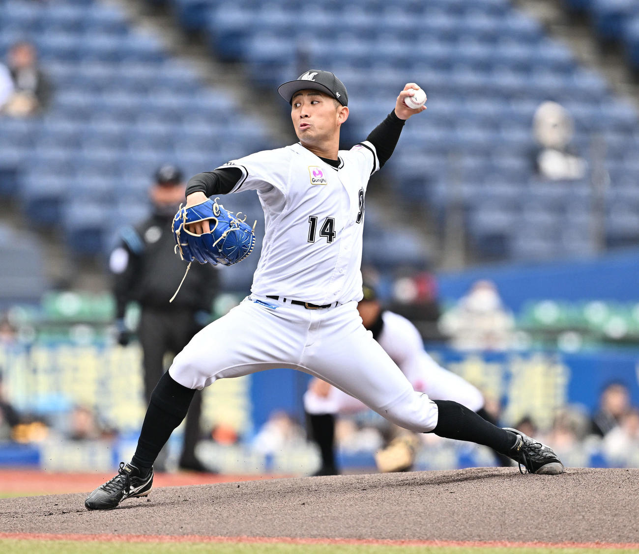 ロッテ対ソフトバンク　ロッテ先発の小島（撮影・滝沢徹郎）