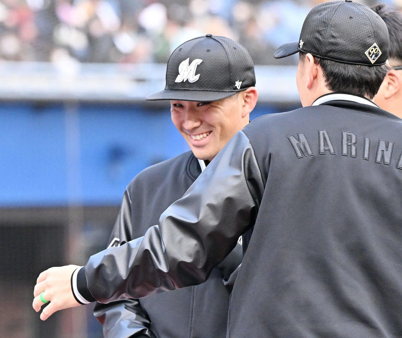 ロッテ対ソフトバンク　試合後、チームメートから祝福され笑顔を見せる勝利投手のロッテ小島（撮影・滝沢徹郎）
