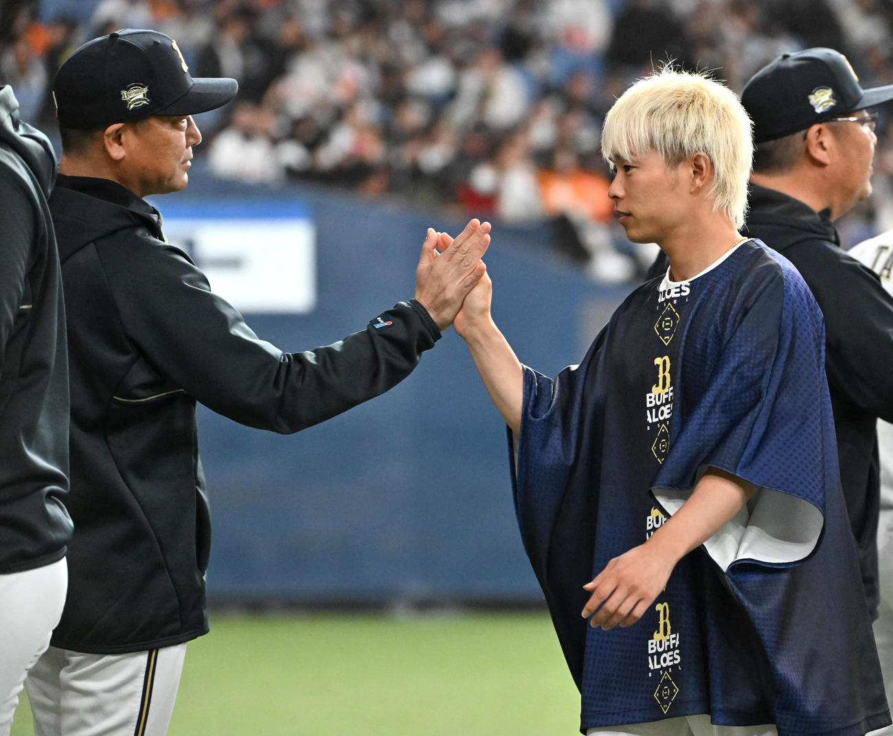 オリックス対巨人　中嶋監督（左）とハイタッチをする山岡（撮影・石井愛子）