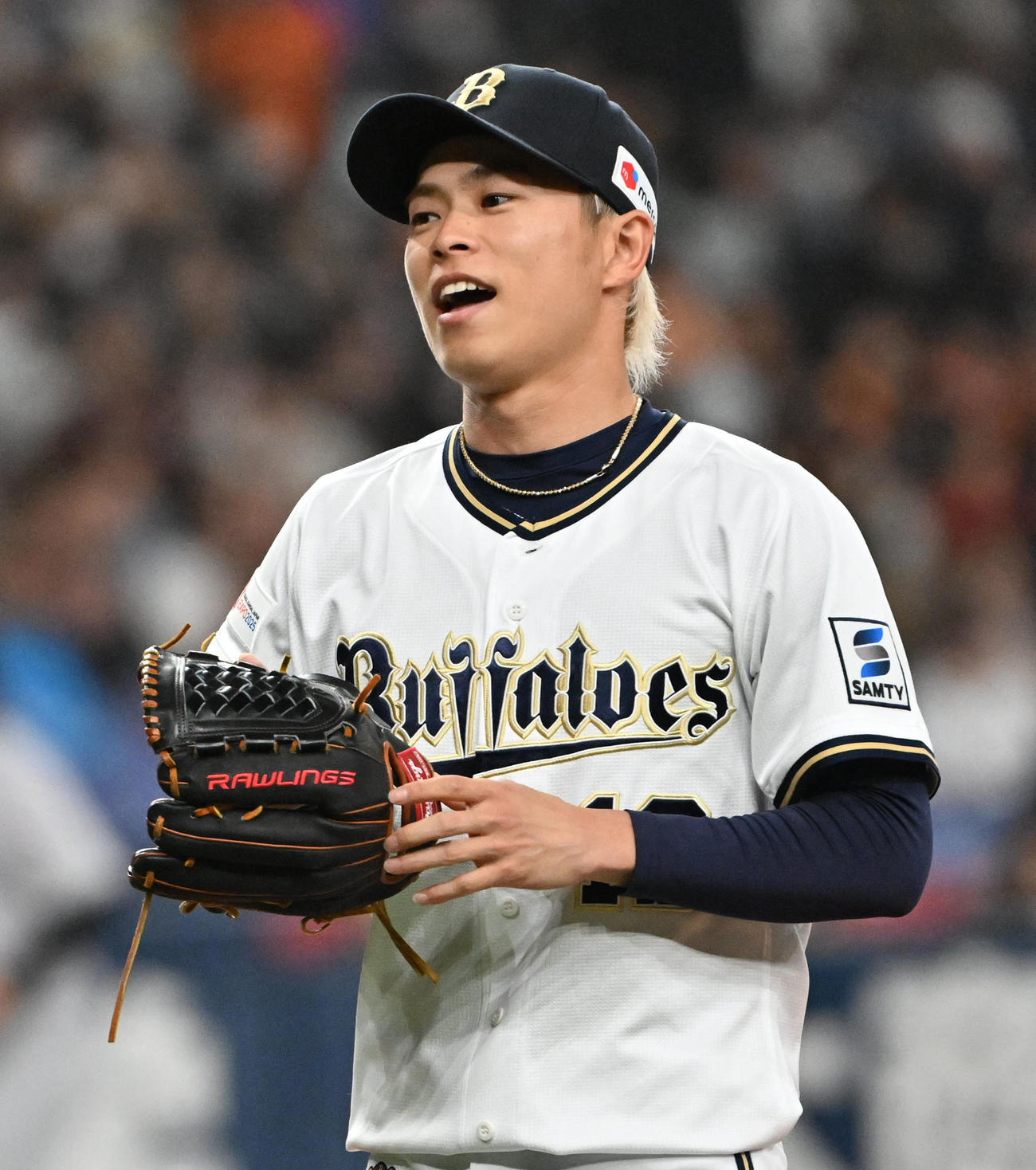 オリックス対巨人　5回を無失点に抑えベンチに引き揚げる山岡（撮影・石井愛子）