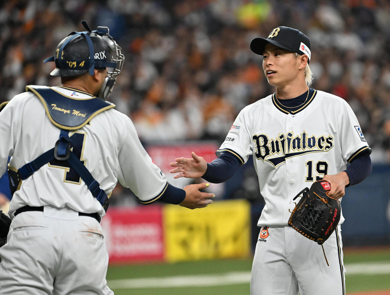 オリックス対巨人　5回を無失点に抑え森（左）とハイタッチをする山岡（撮影・石井愛子）