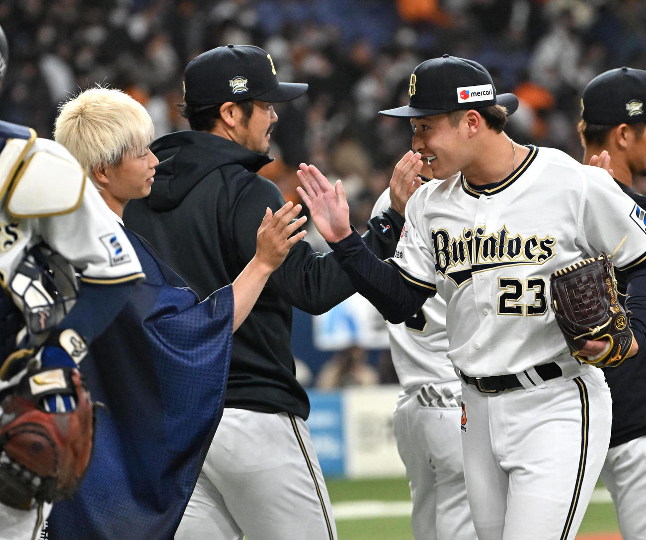 オリックス対巨人　山岡（左）とハイタッチをする吉田（撮影・石井愛子）