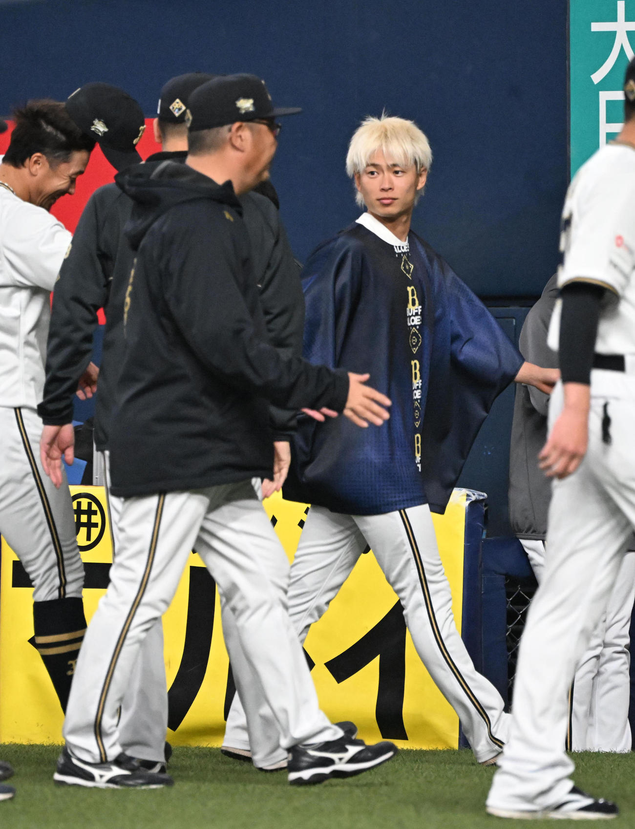 オリックス対巨人　先発し5回を無失点としたオリックス山岡はナインを出迎える（撮影・和賀正仁）