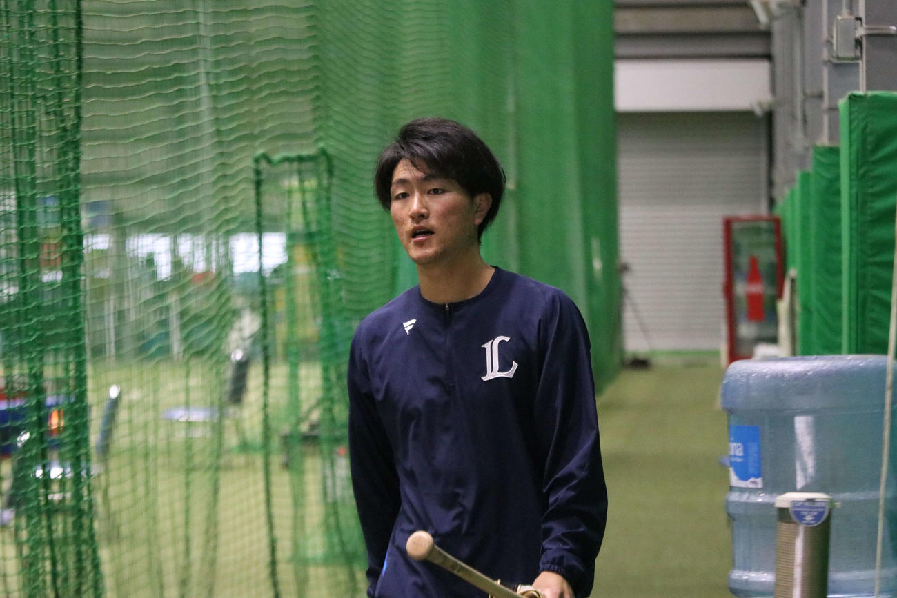 休日返上で自主練習した西武古市（撮影・山崎純一）