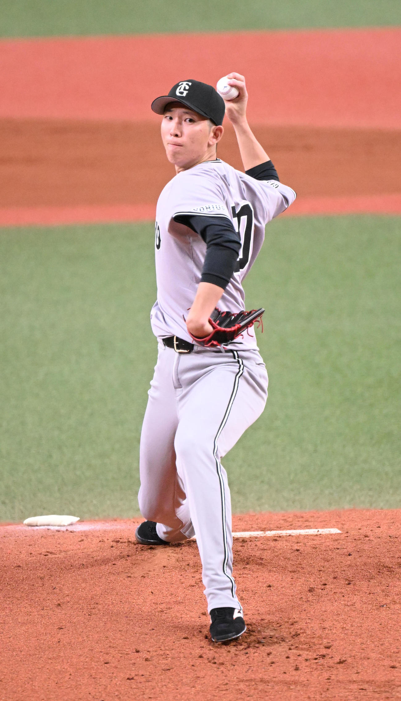 オリックス対巨人　先発する巨人戸郷（撮影・和賀正仁）