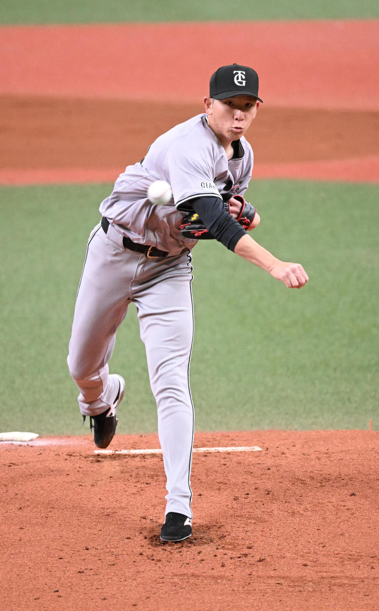 オリックス対巨人　先発する巨人戸郷（撮影・和賀正仁）