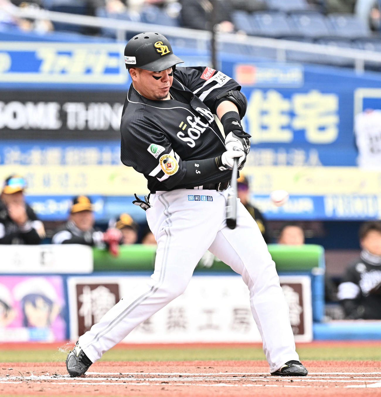 ロッテ対ソフトバンク　1回表ソフトバンク2死一塁、山川は左中間へ先制2点本塁打を放つ（撮影・滝沢徹郎）