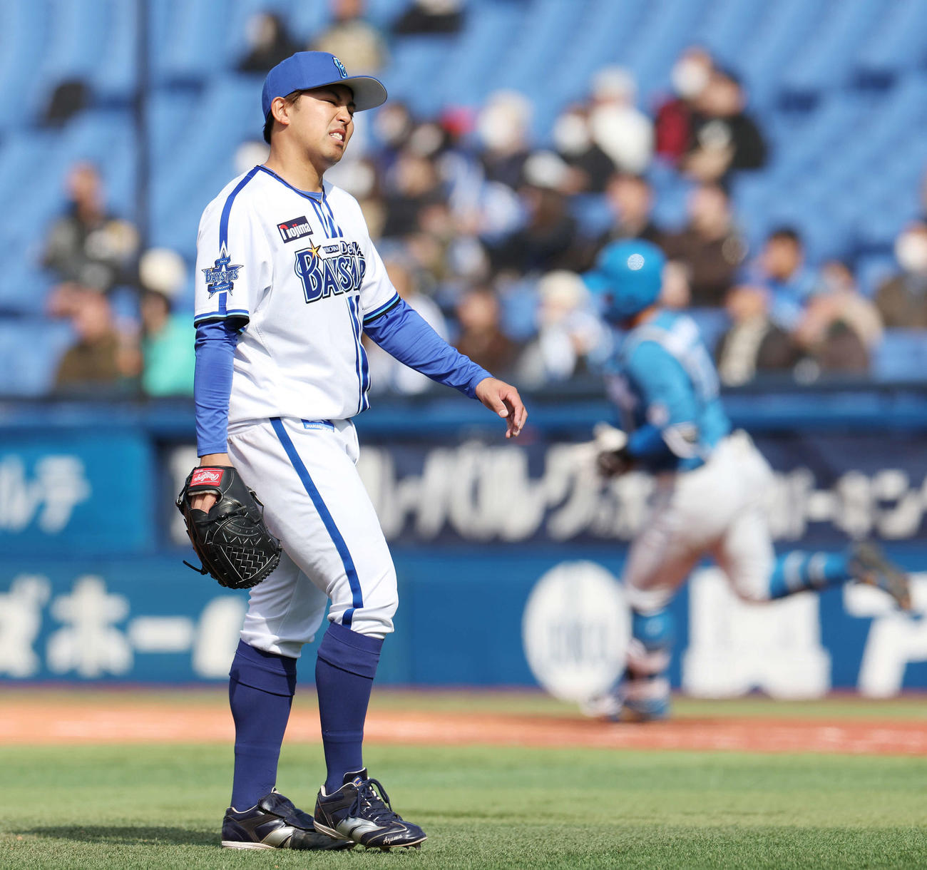 DeNA対日本ハム　4回表日本ハム2死、今川（後方）に左越え勝ち越しソロ本塁打を浴び、首をかしげる東（撮影・宮地輝）