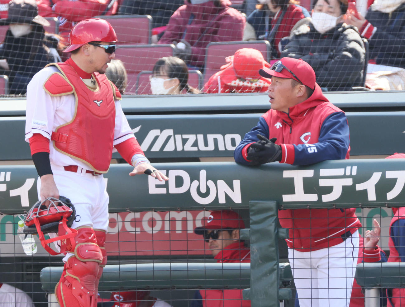 広島対中日　4回表終了時、会沢と話し合う新井監督（右）（撮影・加藤孝規）