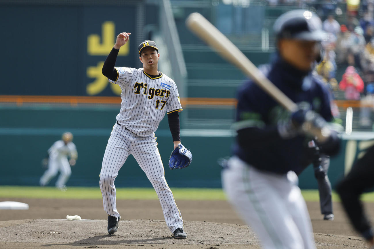 阪神対ヤクルト　1回表ヤクルト1死一塁、中村を三振に仕留める阪神青柳（撮影・藤尾明華）