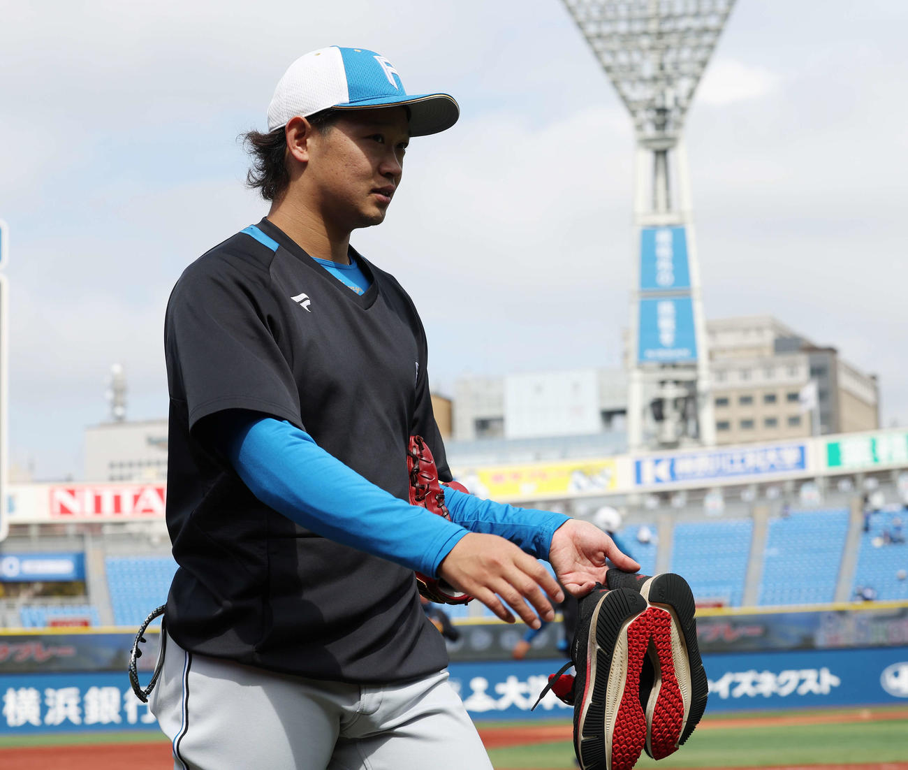 DeNA対日本ハム　試合前練習を終え、引き揚げる日本ハム鈴木（撮影・宮地輝）