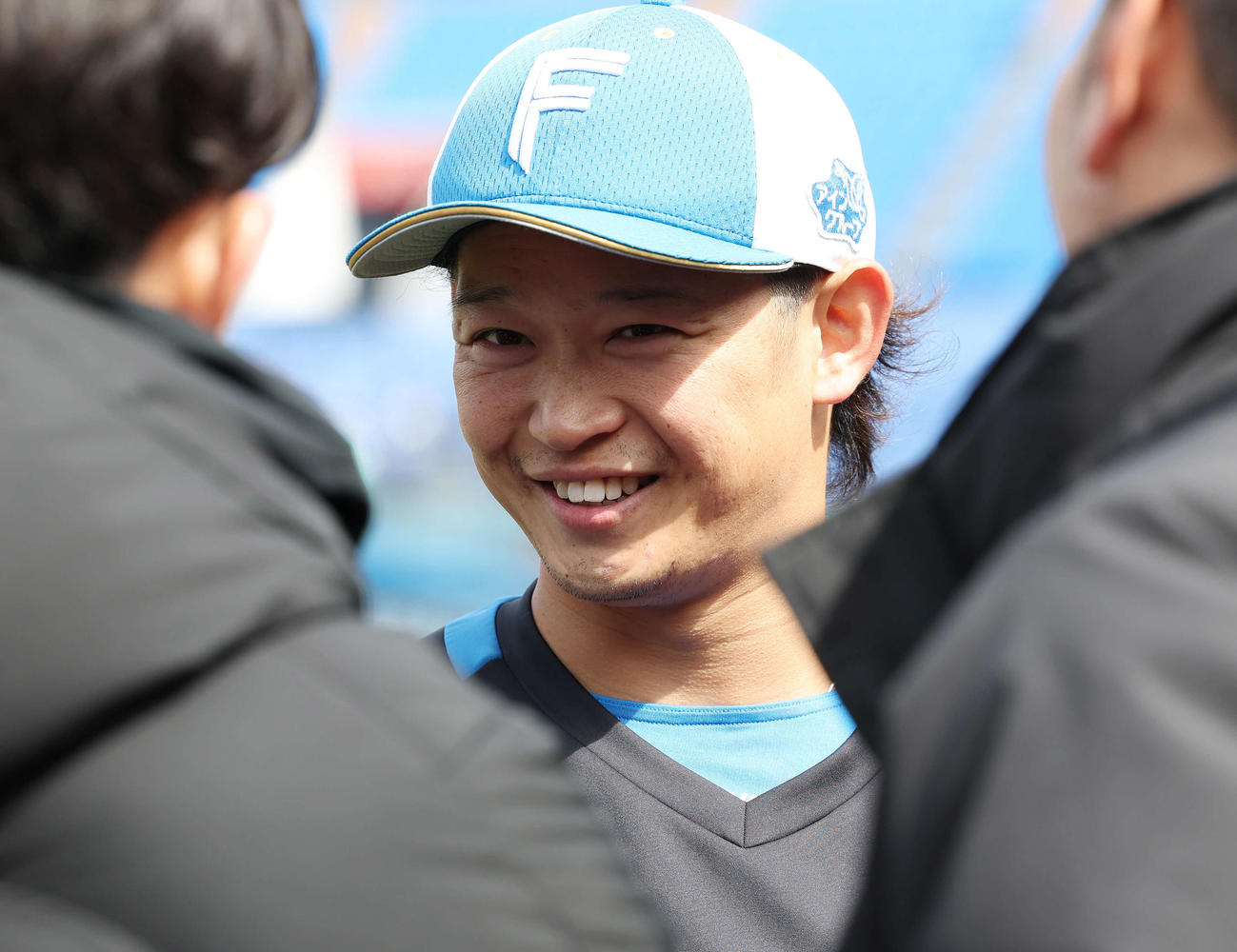 DeNA対日本ハム　試合前練習を終え、笑顔で記者の質問に答える日本ハム鈴木（撮影・宮地輝）