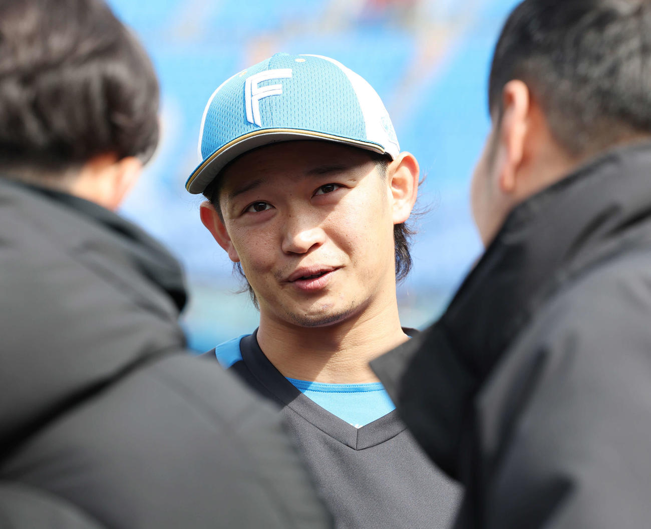 DeNA対日本ハム　試合前練習を終え、記者の質問に答える日本ハム鈴木（撮影・宮地輝）