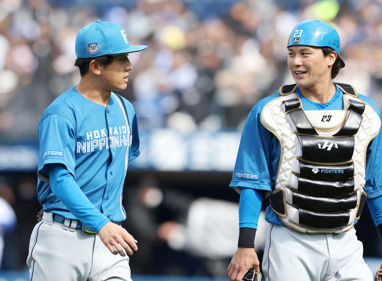 DeNA対日本ハム　2回裏を無失点に抑え、日本ハム伏見（右）と話す北山（撮影・宮地輝）