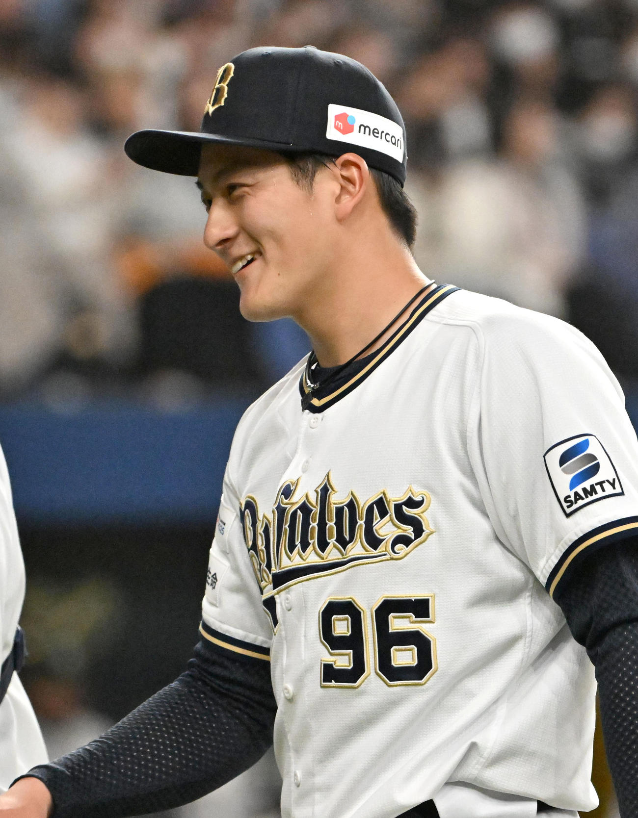 オリックス対巨人　笑顔でベンチに引き揚げる高島（撮影・石井愛子）