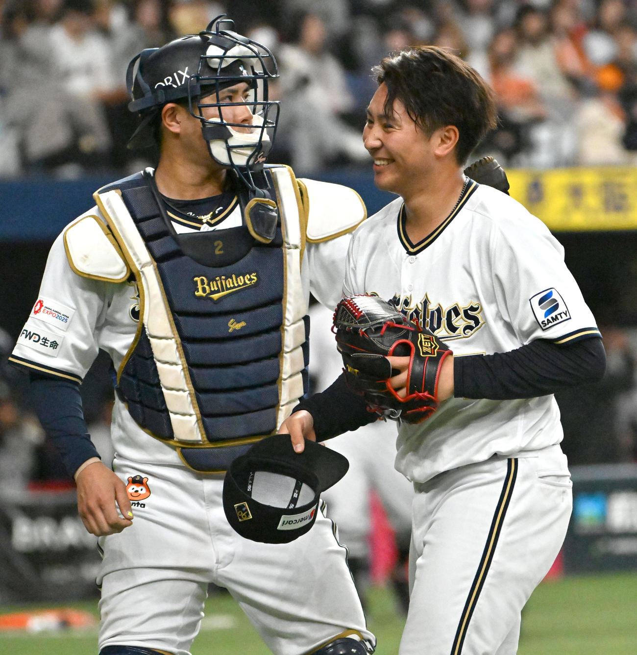 オリックス対巨人　8回2死一、二塁、佐々木俊輔を空振り三振に抑え笑顔でベンチに引き揚げる古田島（右）（撮影・石井愛子）