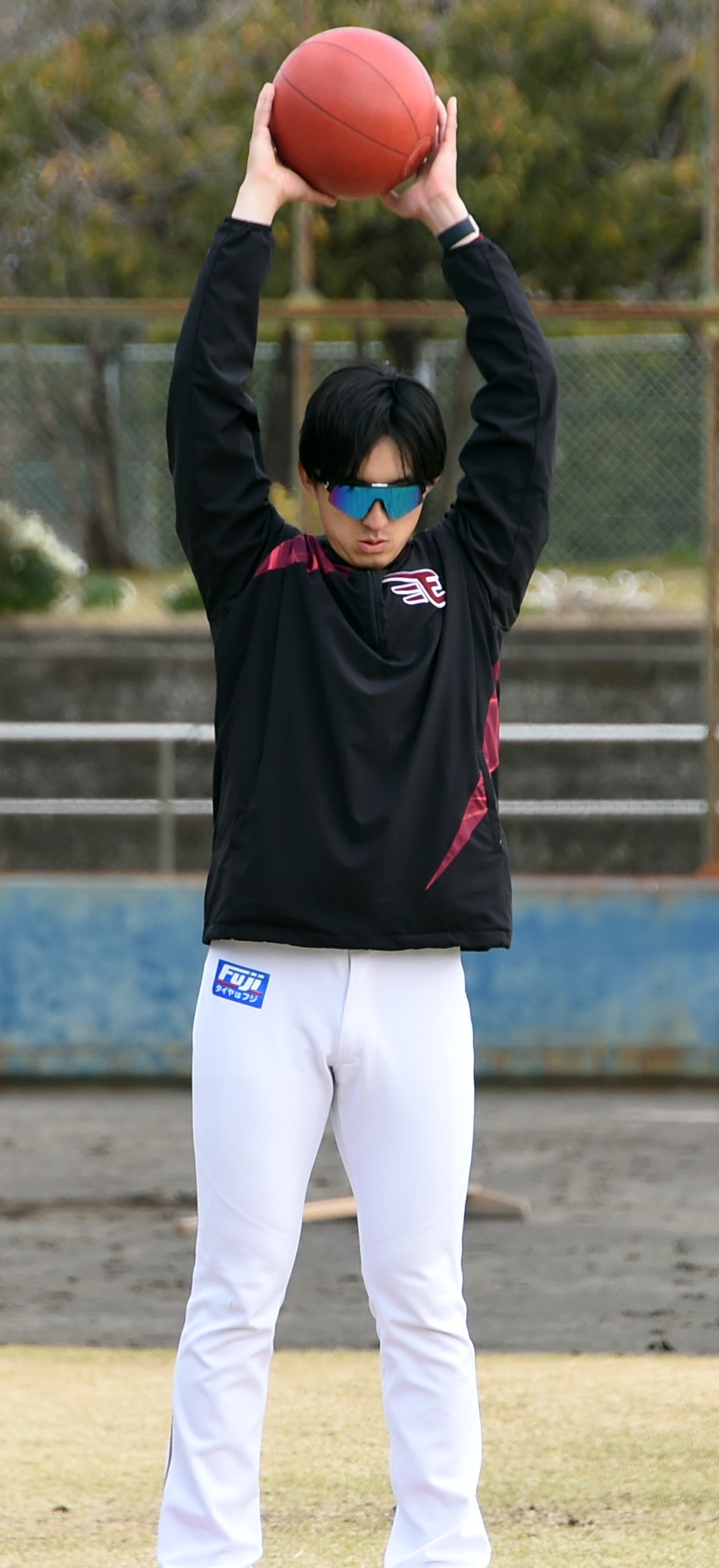 ボールを使ったトレーニングをする楽天荘司（撮影・山田愛斗）