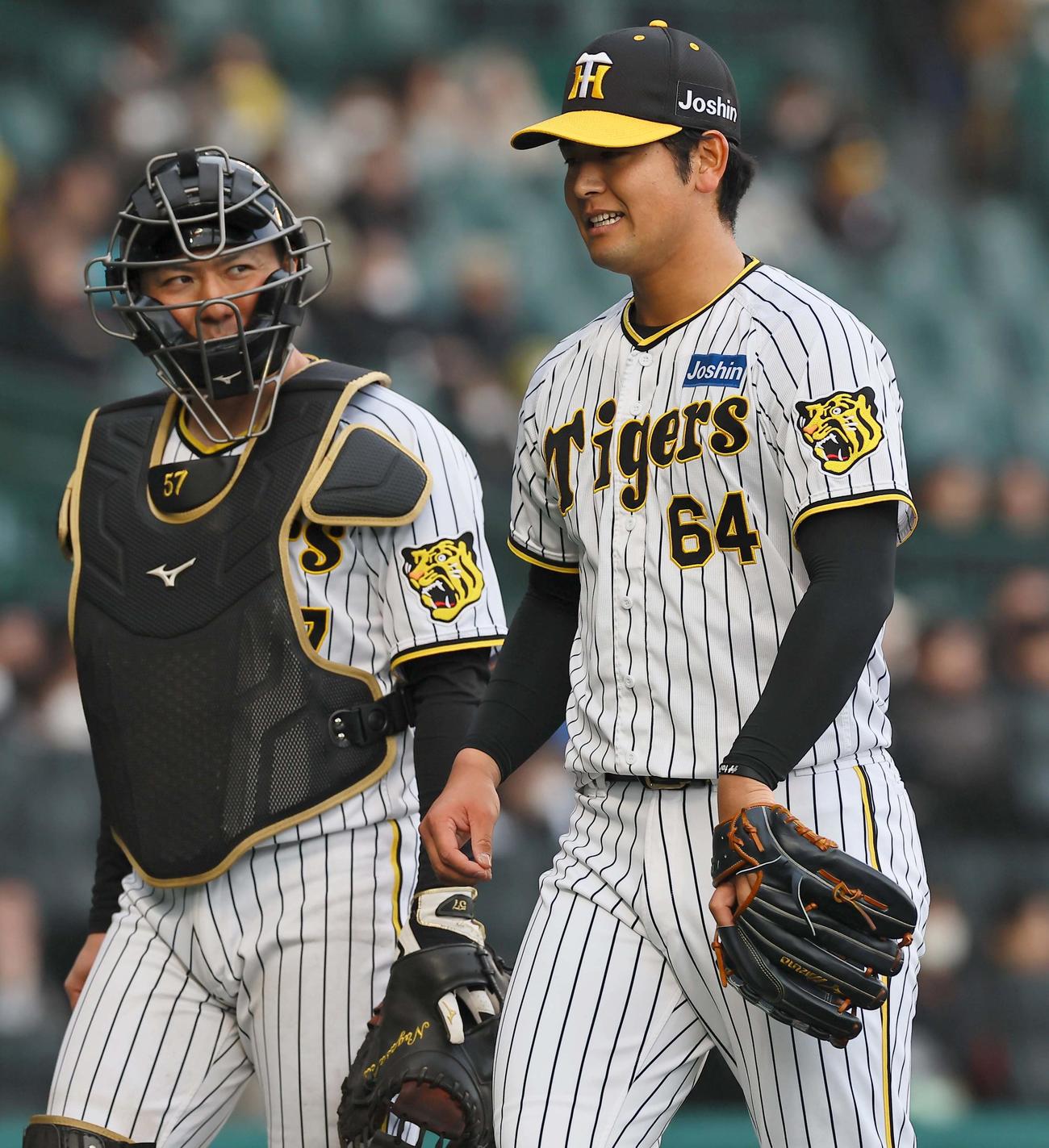 阪神対ヤクルト　1イニングを無失点に抑えた6番手の岡留と長坂のバッテリー（撮影・上田博志）