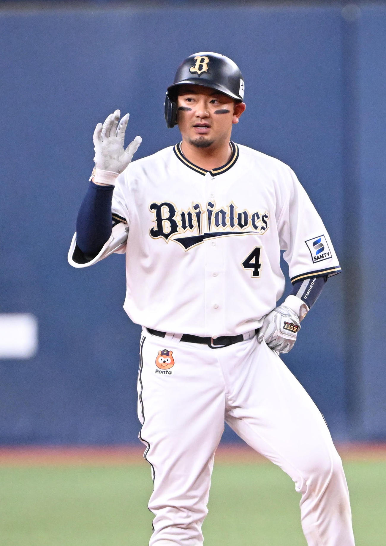 オリックス対巨人　2回裏オリックス無死、右翼線に二塁打を放つ森（撮影・和賀正仁）