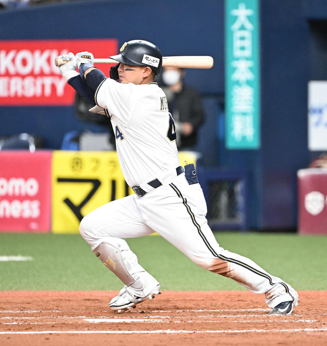 オリックス対巨人　3回裏オリックス2死満塁、中前に2点適時打を放つ森（撮影・和賀正仁）