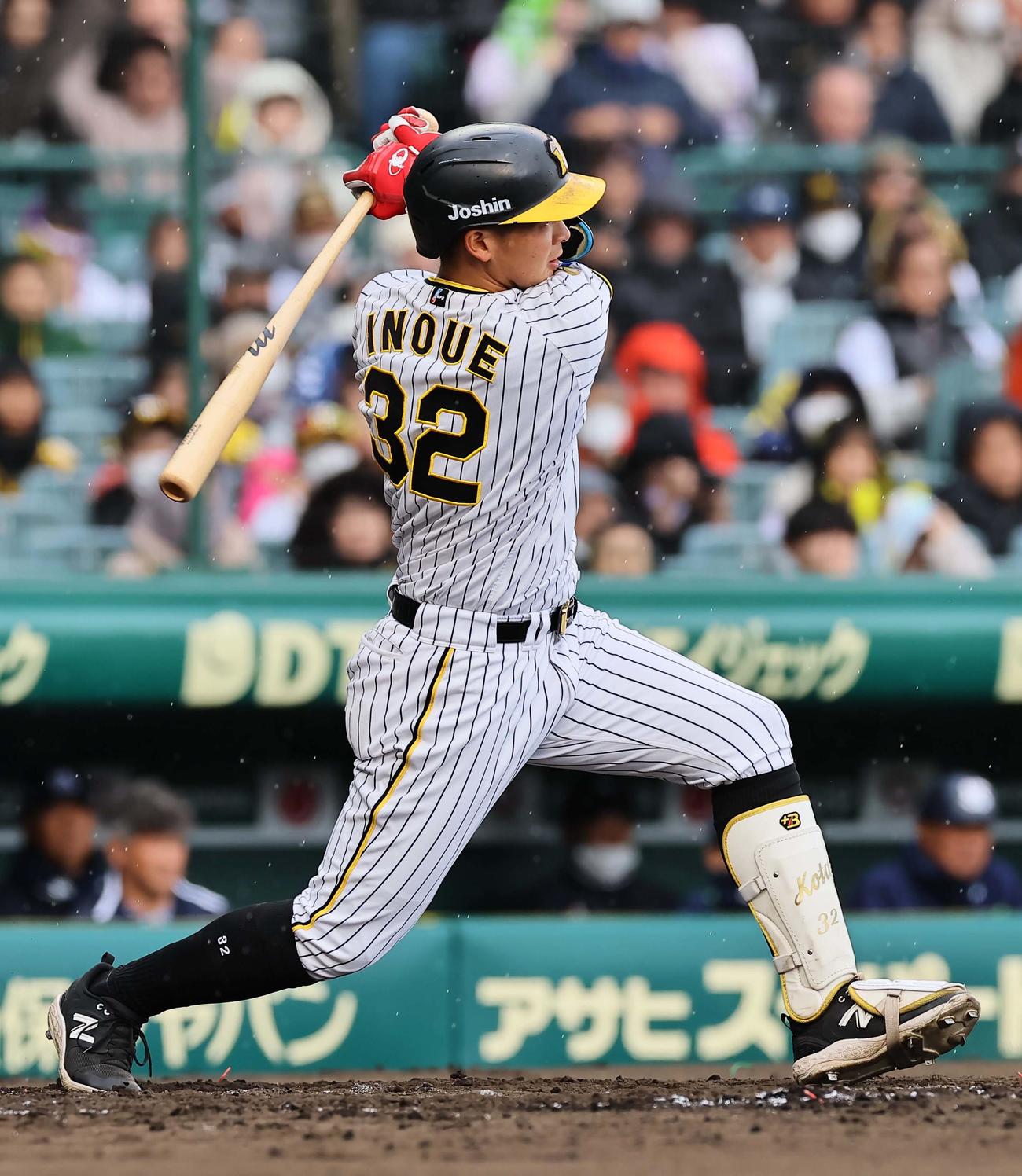 阪神対ヤクルト　3回裏阪神無死一、二塁、井上は左前に適時打を放つ（撮影・上田博志）