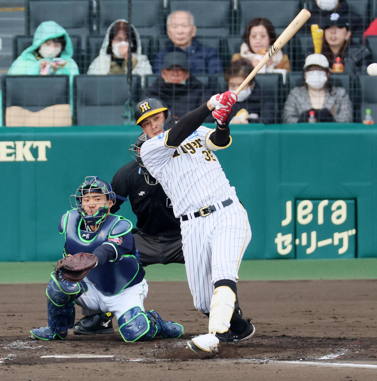 阪神対ヤクルト　3回裏阪神無死一、二塁、井上は左適時打を放つ（撮影・加藤哉）