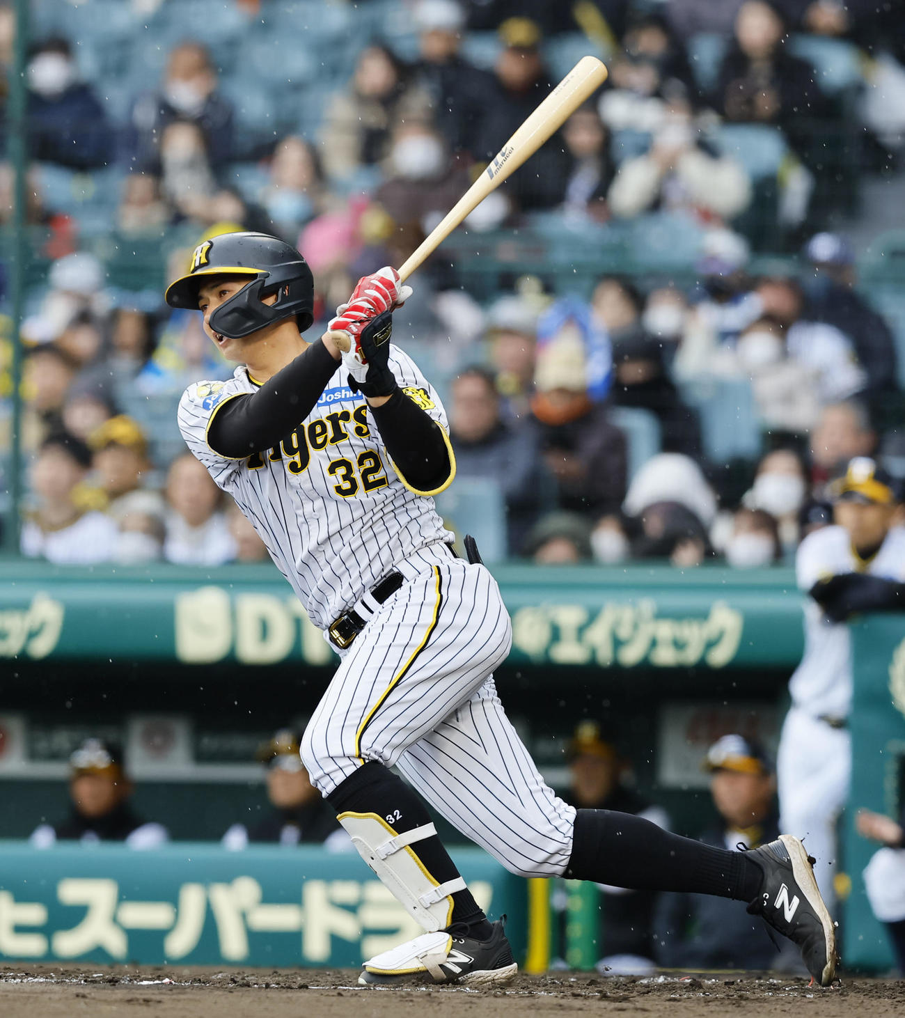 阪神対ヤクルト　3回裏阪神無死一、二塁、井上は左前に適時打を放つ（撮影・藤尾明華）