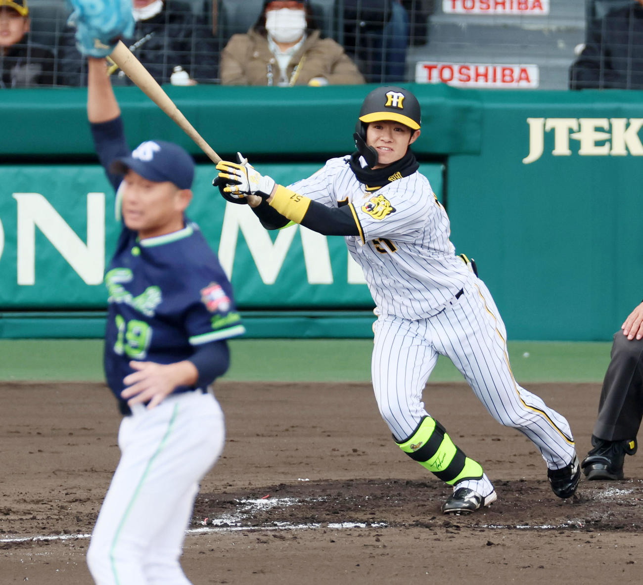 阪神対ヤクルト　回裏阪神1死一、二塁、中野は中前打を放つ。投手は石川（撮影・加藤哉）
