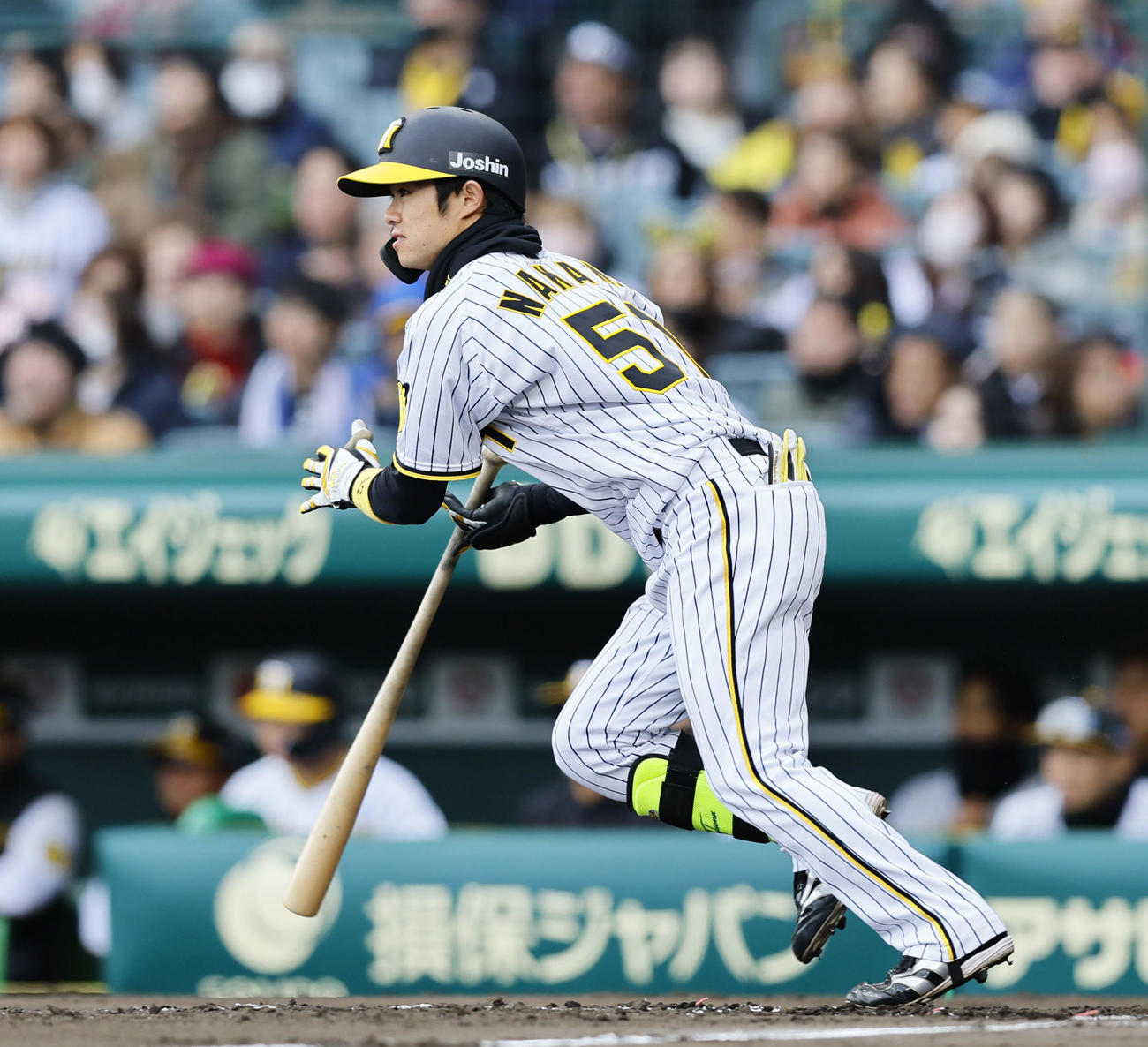 阪神対ヤクルト　2回裏阪神1死一、二塁、中野は右前打を放つ（撮影・藤尾明華）