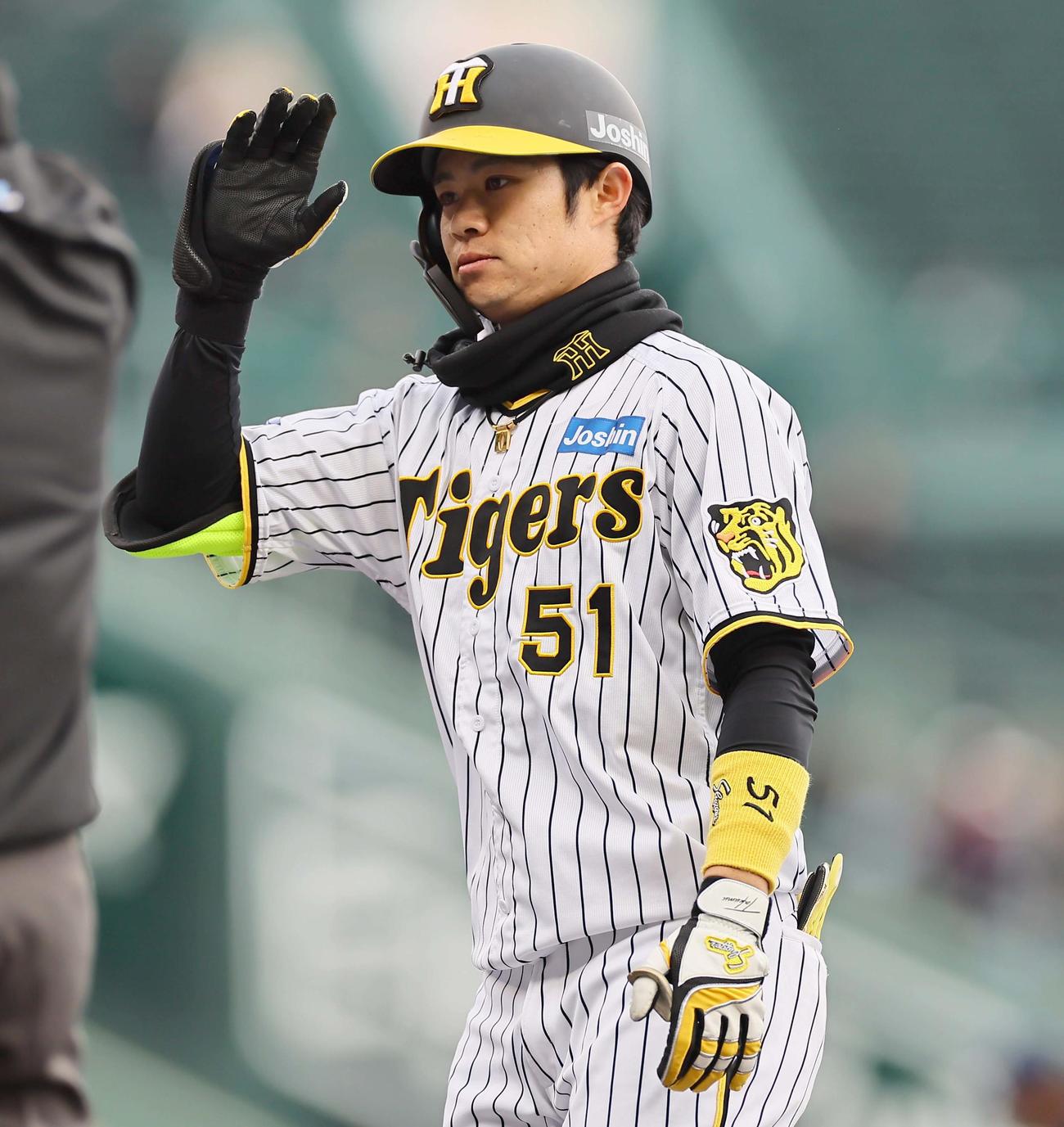 阪神対ヤクルト　2回裏阪神1死一、二塁、中野は中前打を放つ（撮影・上田博志）