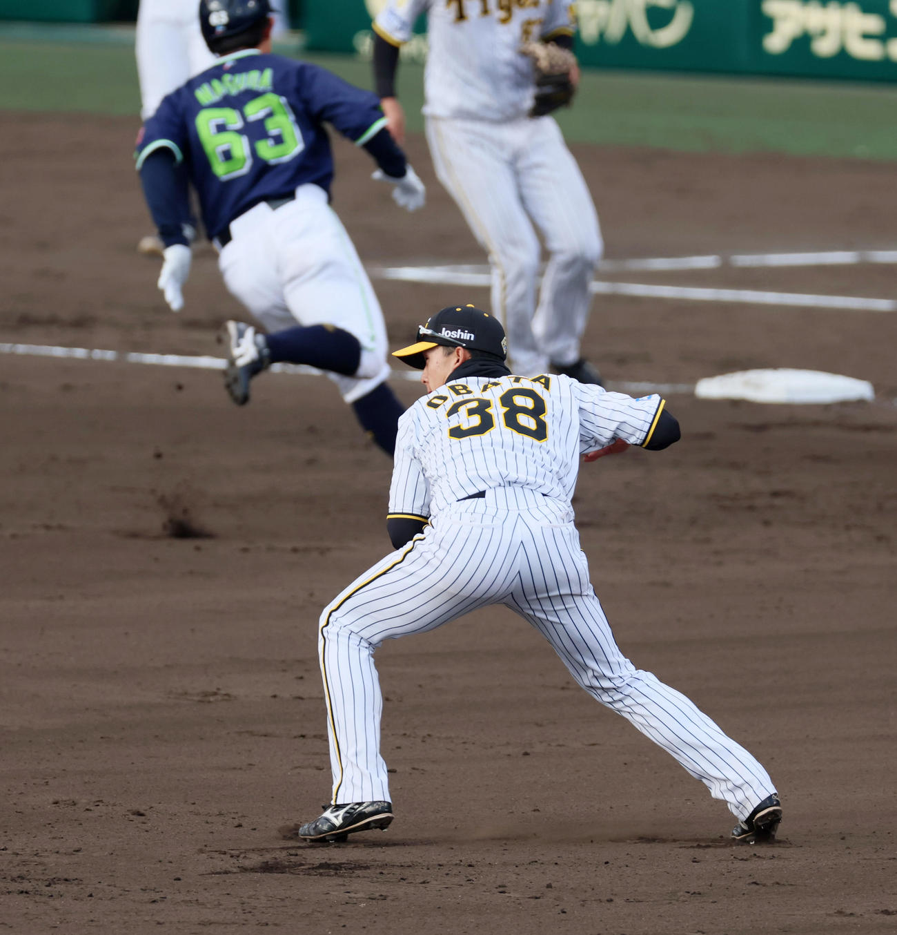 阪神対ヤクルト　8回表ヤクルト2死満塁、小幡は西田の打球を二塁へ悪送球で失点する（撮影・加藤哉）