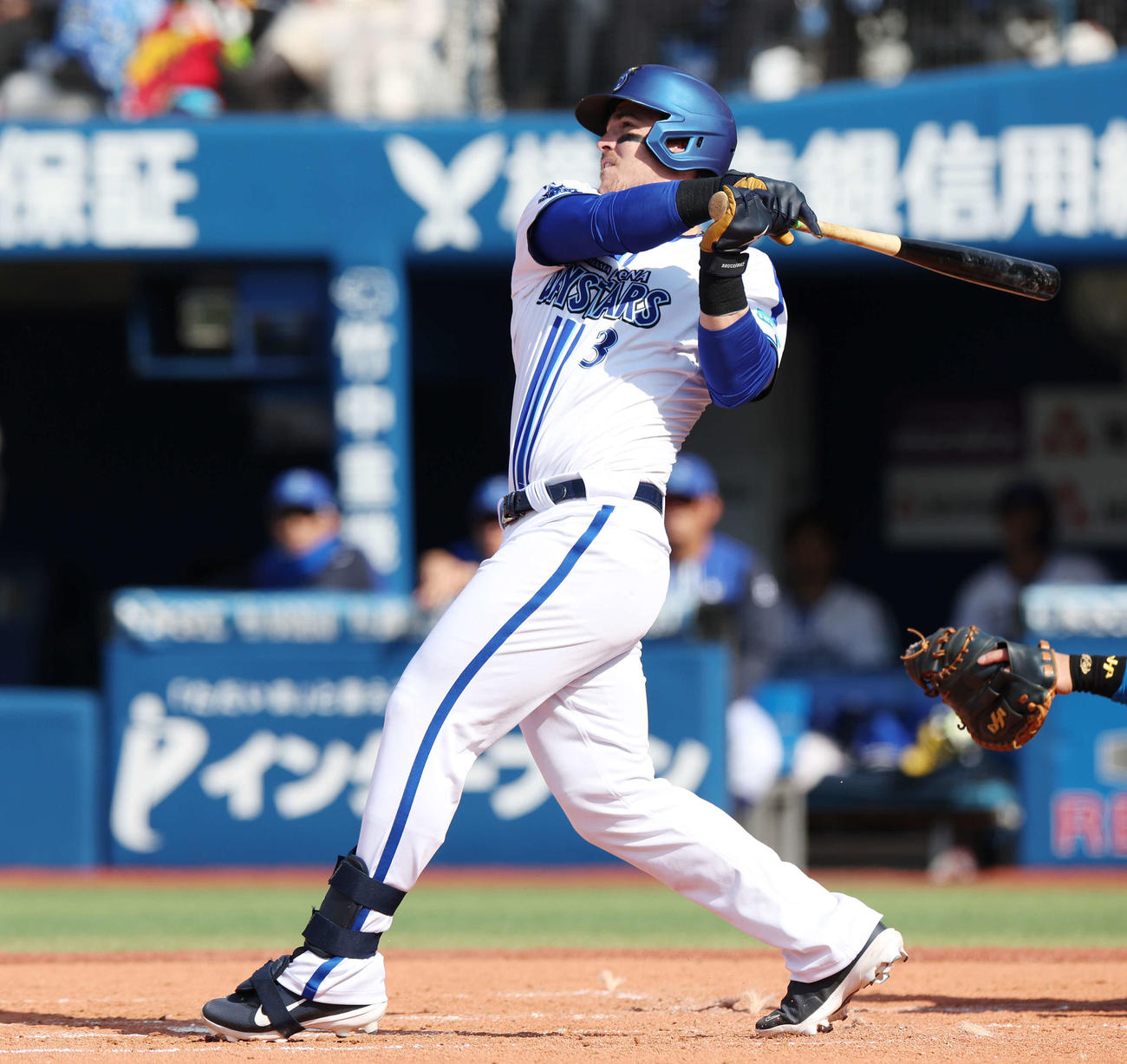 DeNA対日本ハム　3回裏DeNA無死一塁、左中間へ同点2点本塁打を放つオースティン（撮影・宮地輝）