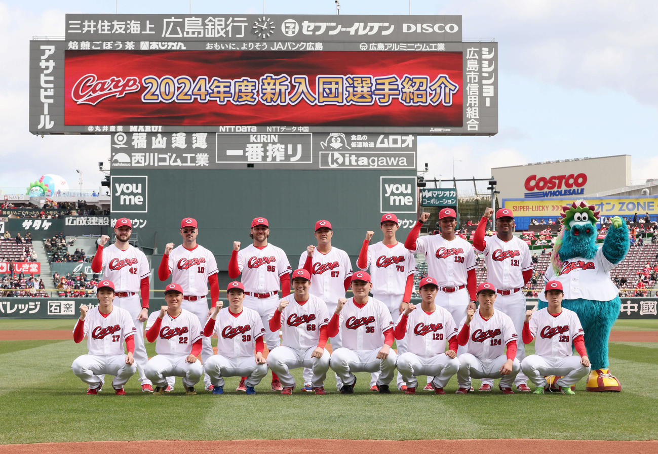 広島対中日　広島新入団選手紹介　前列左からドラフト1位の常広、ドラフト2位の高、ドラフト3位の滝田、ドラフト4位の仲田、ドラフト5位の赤塚、育成1位の杉田、育成2位の佐藤、育成3位の杉原、後列左からレイノルズ、シャイナ－、内間、日高、ラミレス、ロベルト（撮影・加藤孝規）