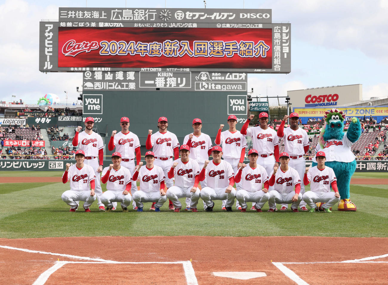 広島対中日　広島新入団選手紹介　前列左からドラフト1位の常広、ドラフト2位の高、ドラフト3位の滝田、ドラフト4位の仲田、ドラフト5位の赤塚、育成1位の杉田、育成2位の佐藤、育成3位の杉原、後列左からレイノルズ、シャイナ－、内間、日高、ラミレス、ロベルト（撮影・加藤孝規）