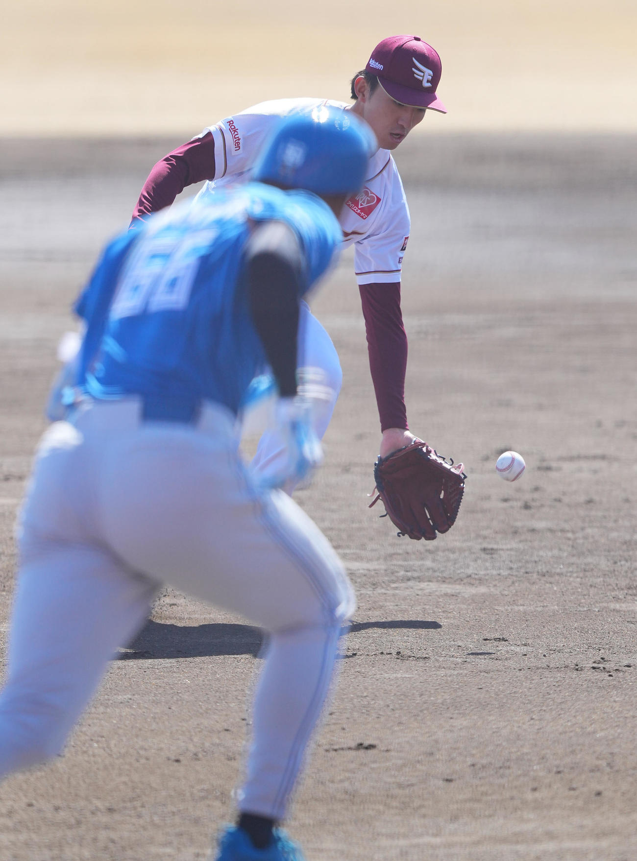 楽天対日本ハム　1回表日本ハム2死一、三塁、万波（手前）のボテボテの打球をファンブルする荘司（撮影・垰建太）